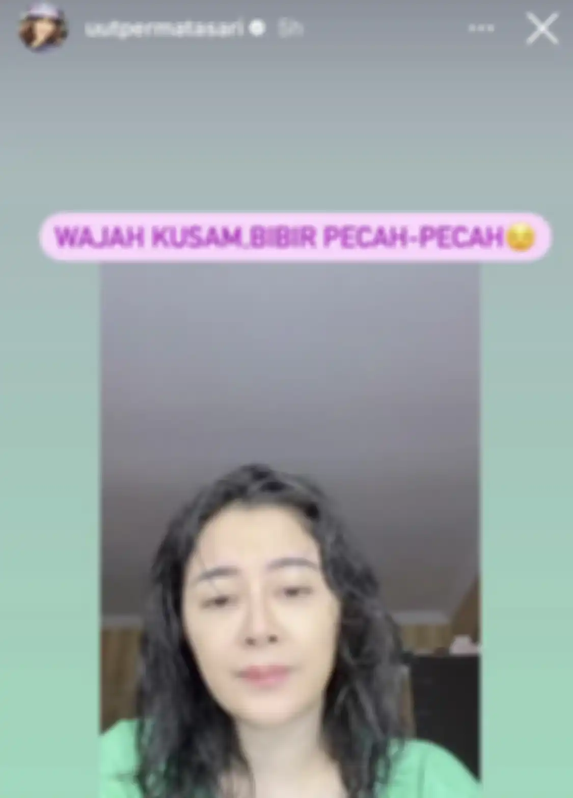 Uut Permatasari menutupi wajahnya dengan kedua tangannya. istri Kapolres Gowa mendapat musibah. Foto perutnya jadi sorotan.