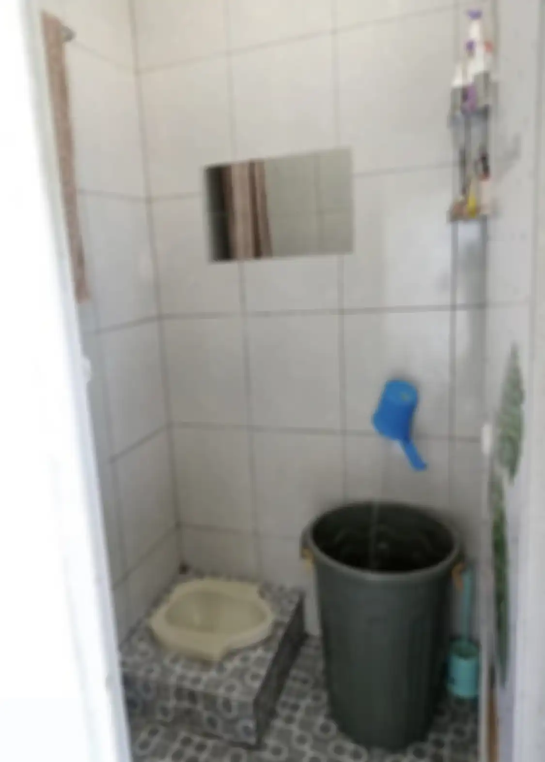 Desain kamar mandi kecil ini kian apik dengan trik begini. Wajah pemilik rumah subsidi berseri-seri. Tengok yuk 8 foto aplikasinya. 