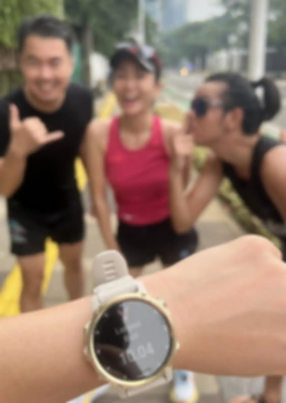 Inilah 5 foto Gisel lari di Sudirman bareng bos Gading Marten, Sean Gelael. Bajunya jadi pertanyaan. Ternyata begini jawabannya.