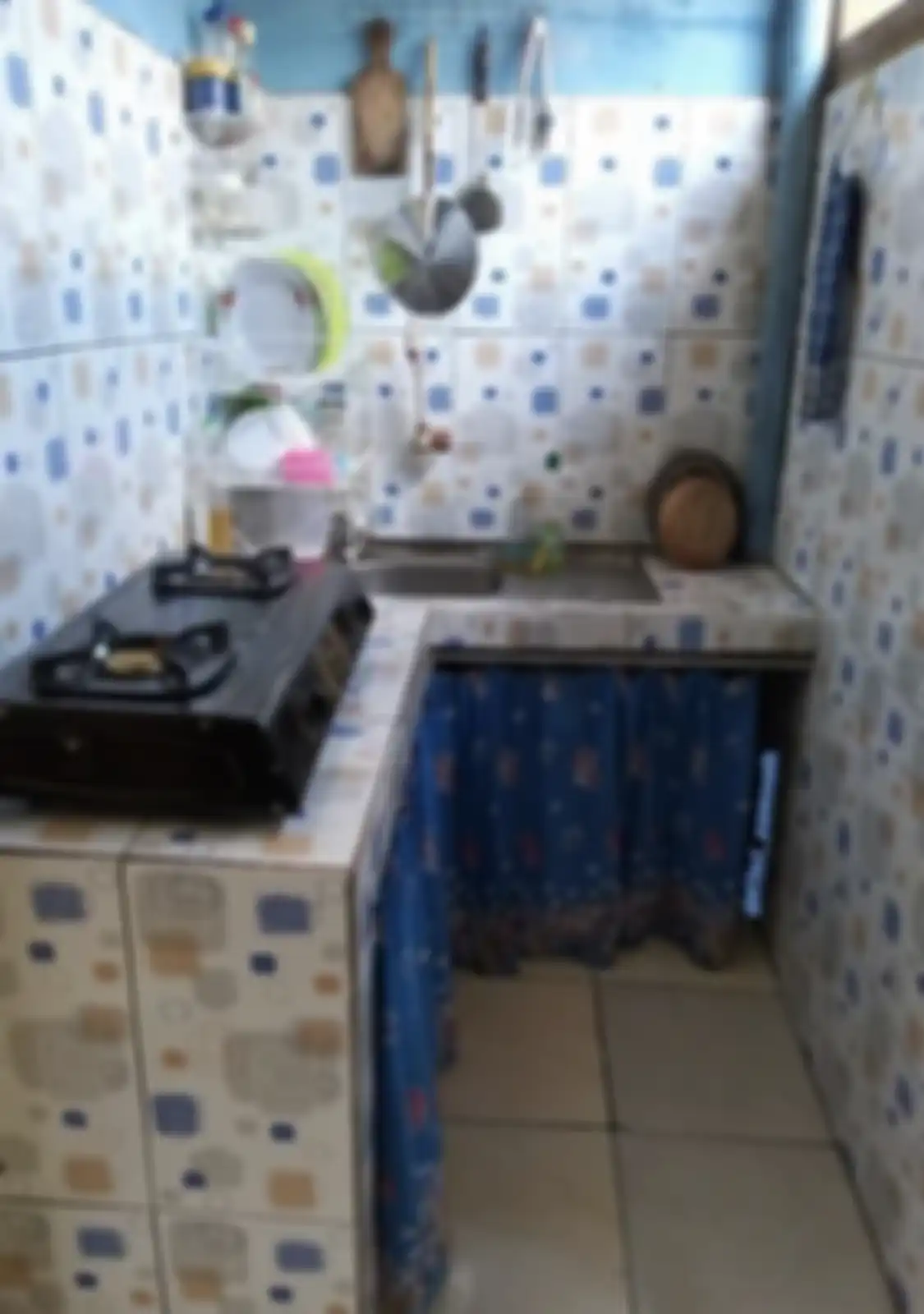 Desain dapur kecil rumah subsidi bikin lahan sempit jadi berkash. Mata Ibu-ibu sampai terbelalak lihat foto aplikasinya seperti begini.