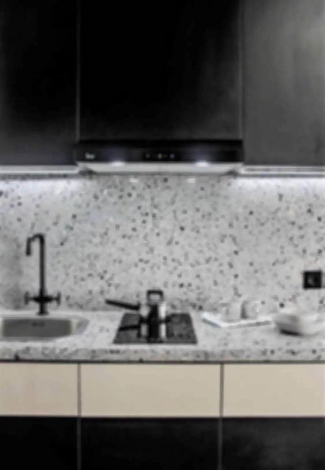 Desain dapur kecil yang dipasangi backsplash teraso model unik semakin terlihat mewah. Pantas foto interiornya ditiru.