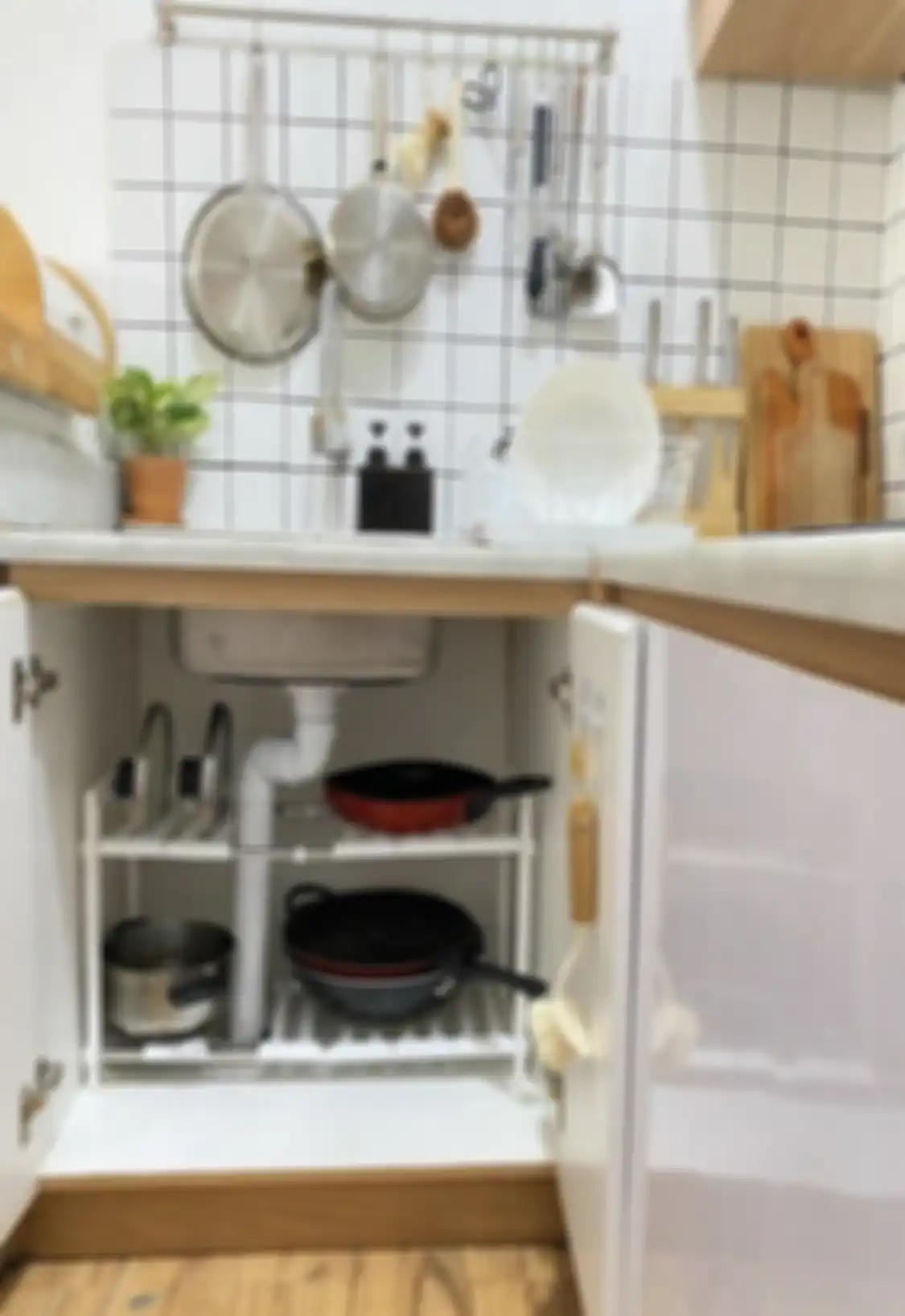 Desain kolong dapur sederhana nerhasil bikin Ibu-ibu melongo. Area memasak tanpa kitchen set tampak cantik. 7 foto aplikasinya jadi bukti.