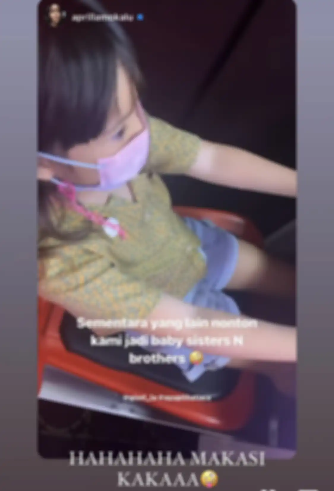 Gisel tertangkap kamera manja-manjaan bareng seorang pria sebelum nobar film Ngeri Ngeri Sedap. Foto Gempi main sendirian jadi sorotan.