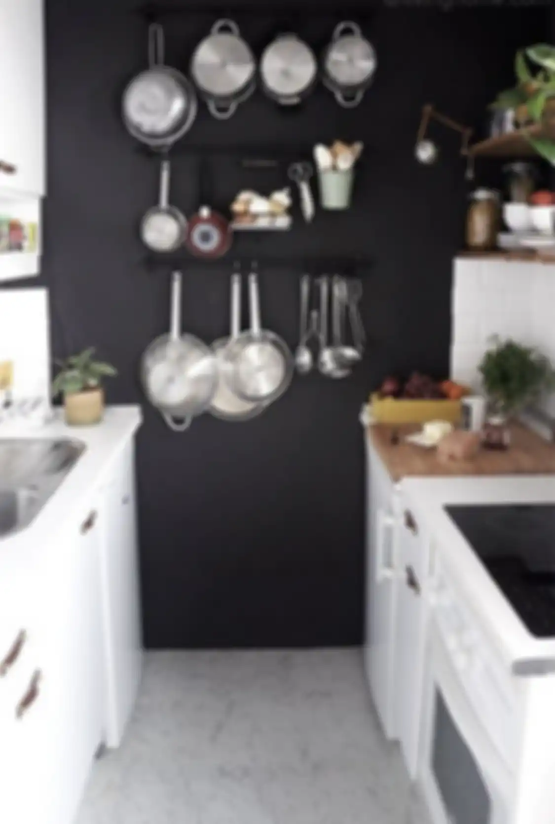 Perabotan di dapur sempit sengaja dibuat dengan penataan seperti begini biar terasa lega. Foto hasilnya diacungi jempol. 