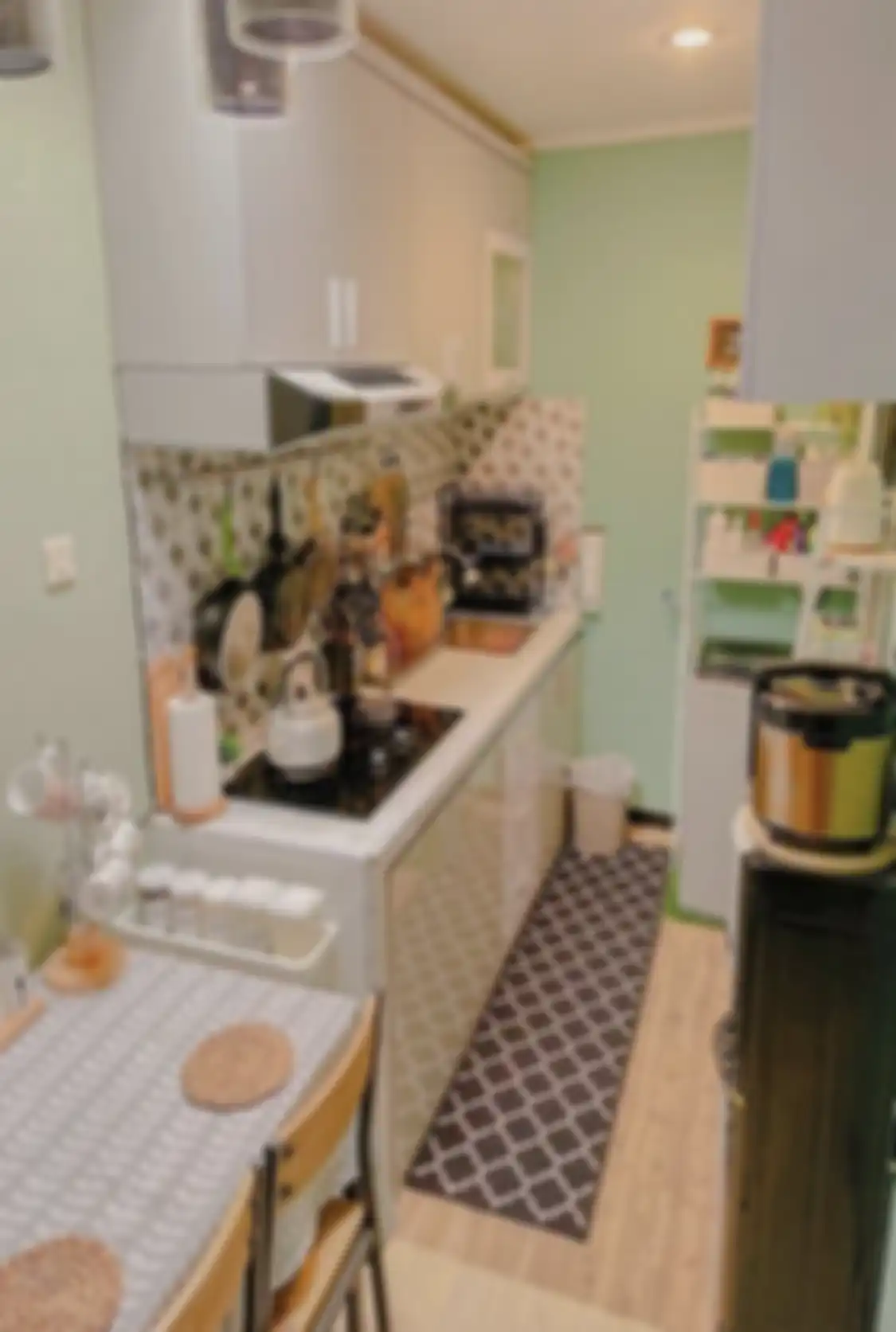 Desain dapur kecil rumah subsidi bikin lahan sempit jadi berkash. Mata Ibu-ibu sampai terbelalak lihat foto aplikasinya seperti begini.