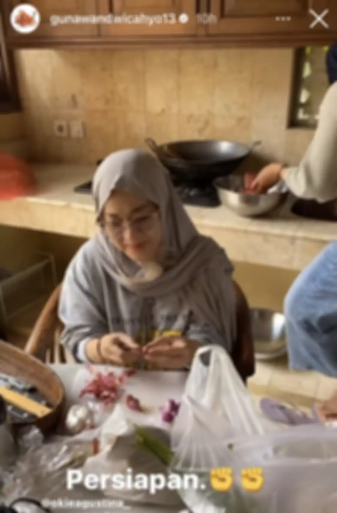 Istri Pasha Ungu Adelia Wilhelmina menikmati kehidupan mewah di istana megah. Sementara Okie Agustina sibuk kupas bawang di dapur.