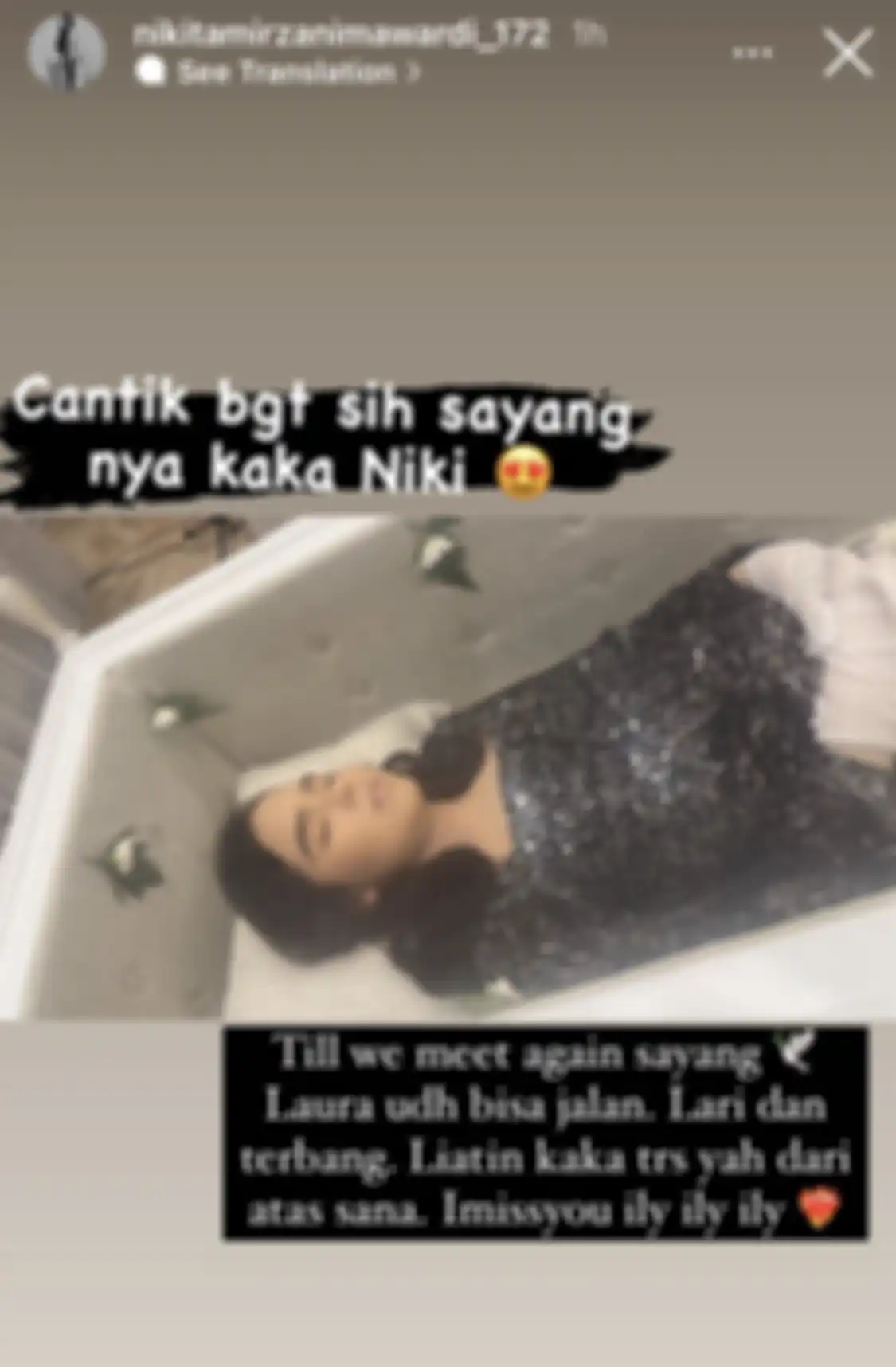 Saat berada di rumah duka Laura Anna, Nikita Mirzani merasa mendapatkan perlakuan tak menyenangkan dari seorang istri jenderal polisi. 