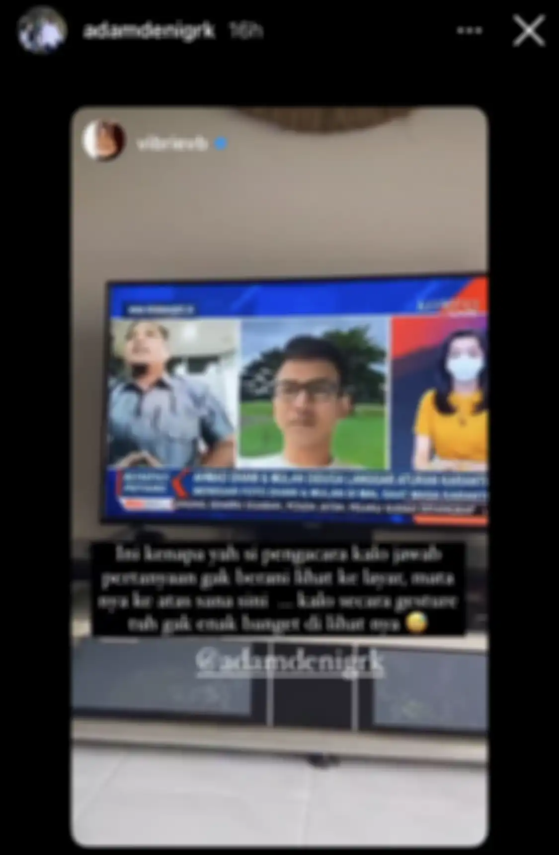 Adam Deni saat melakukan wawancara bersama pengacara Ahmad Dhani dan Mulan Jameela, Ali Lubis di sebuah stasiun televisi.