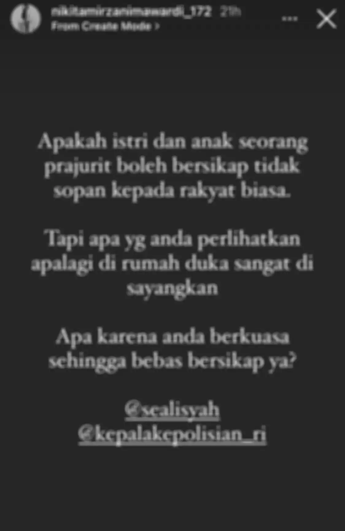 Saat berada di rumah duka Laura Anna, Nikita Mirzani merasa mendapatkan perlakuan tak menyenangkan dari seorang istri jenderal polisi. 