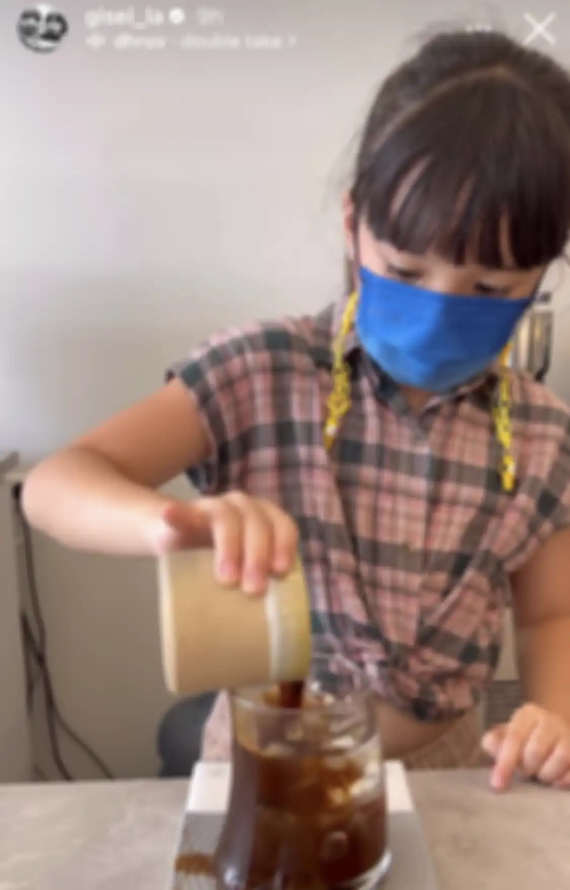 Gempi unjuk gigi di depan mamanya. Dia mampu meracik minuman spesial ini. Padahal, Gempi mewarisi sifat Gading Marten yang bikin Gisel sebal.