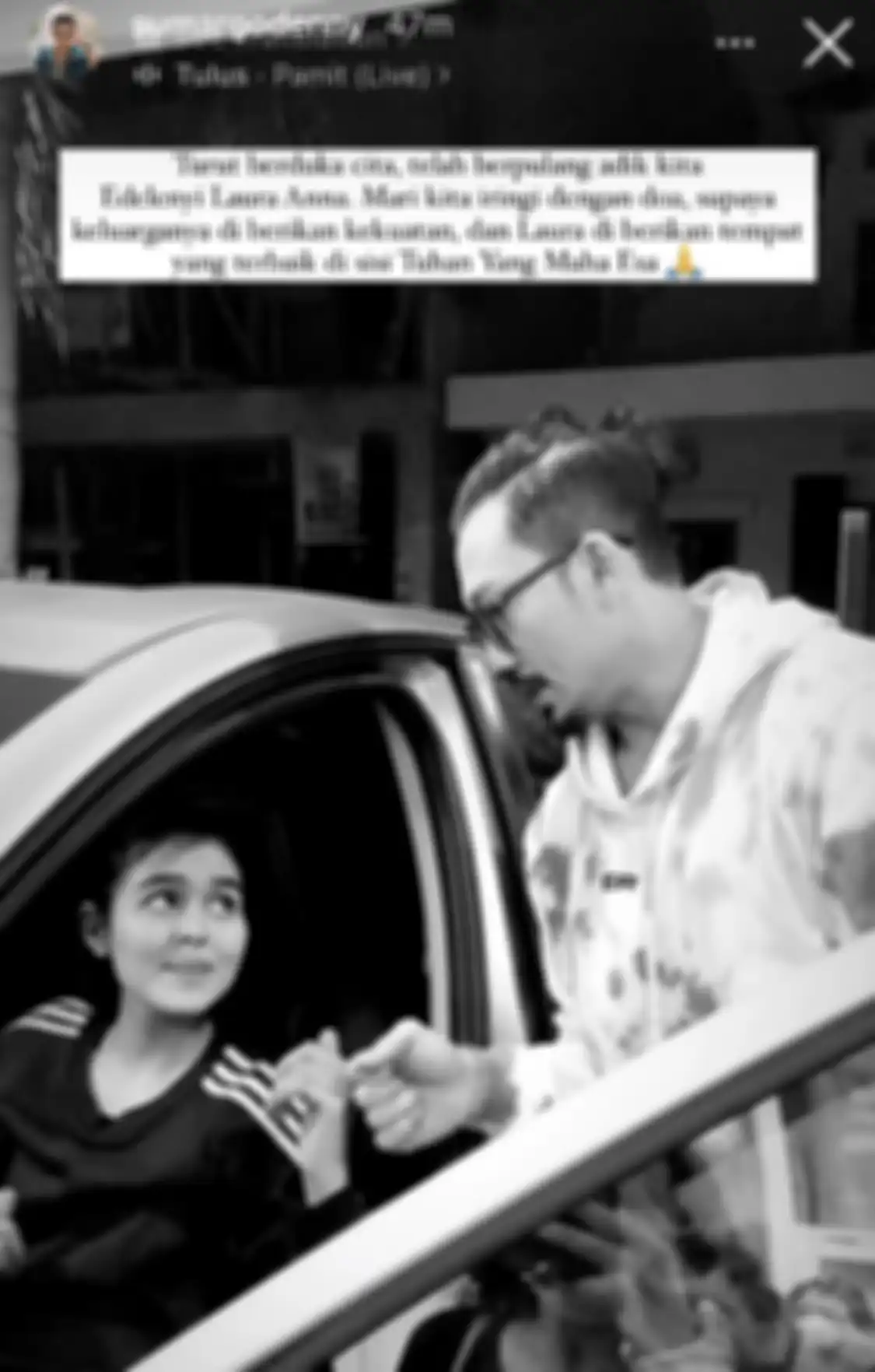 Foto Denny Sumargo menggendong Laura Anna membuat netizen kirim semangat buat sang selebgram untuk kembali pulih. 