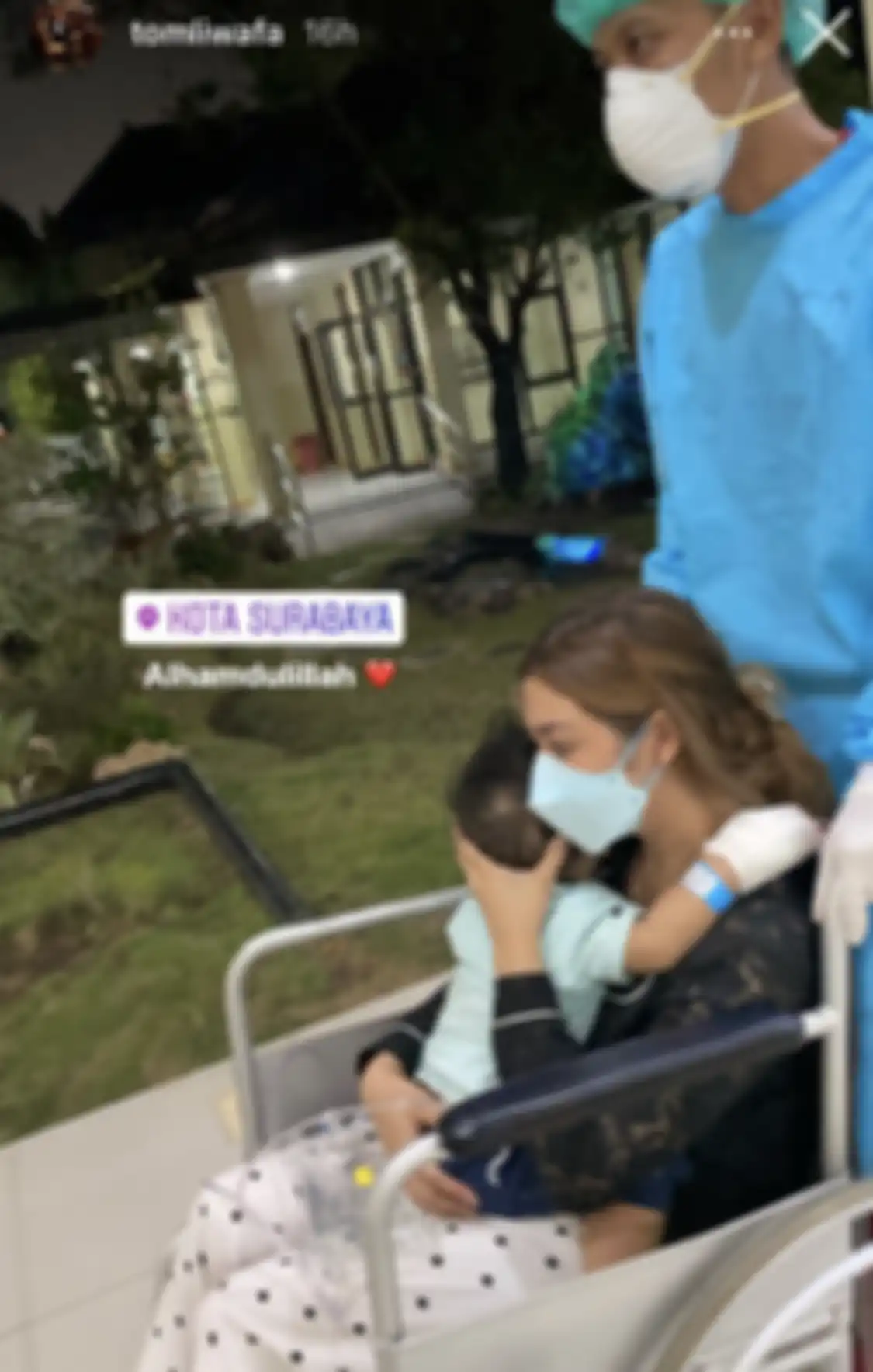 Di tengah penasaran netizen, Crazy Rich Surabaya Tom Liwafa mengunggah foto kondisi anak Vanessa Angel yang berhasil selamat dari kecelakaan maut. 