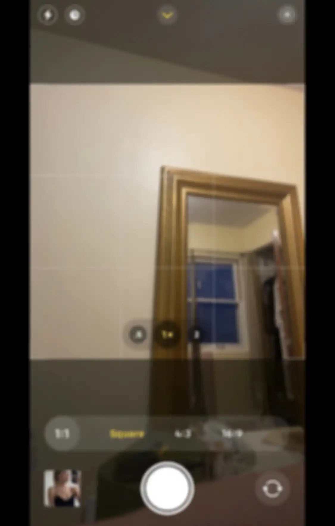 Cara foto mirror selfie dengan memakai iPhone. Cuma menerapkan trik sederhana, hasil luar biasa.