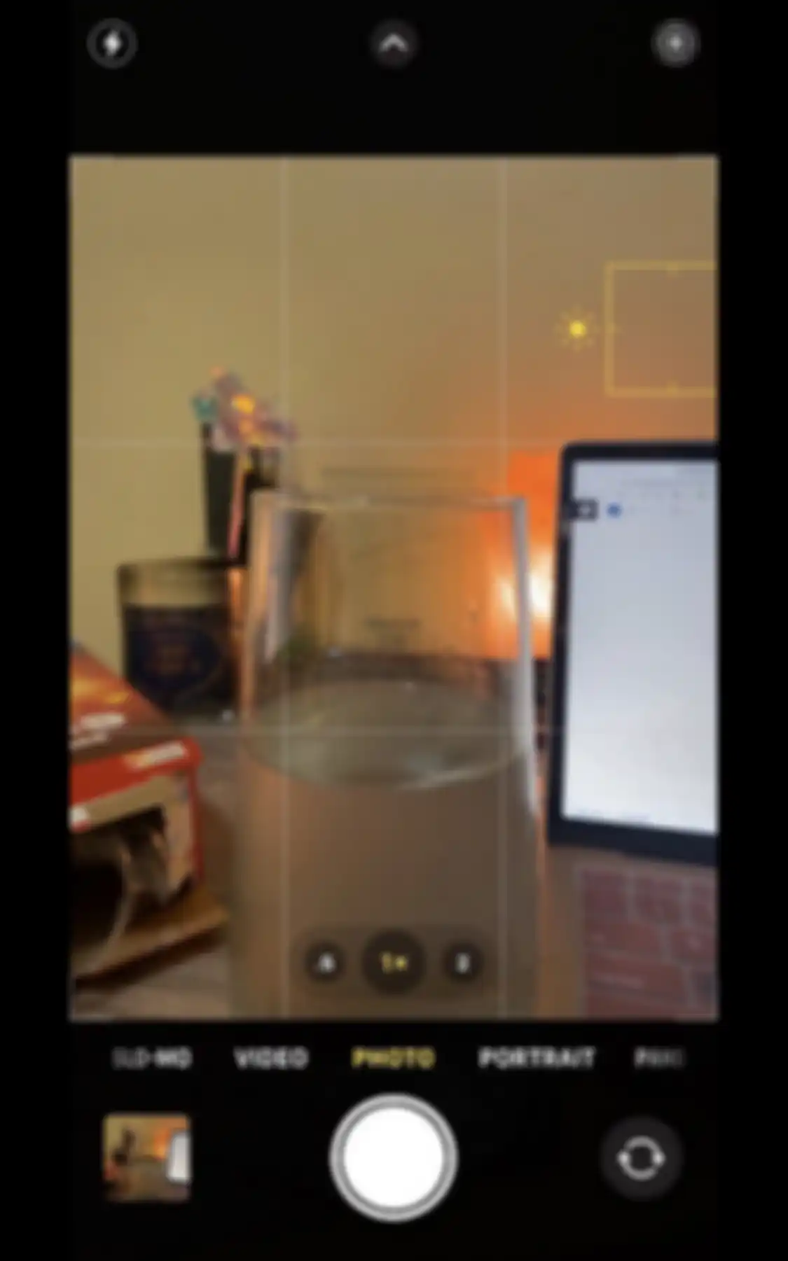 Cara foto mirror selfie dengan memakai iPhone. Cuma menerapkan trik sederhana, hasil luar biasa.