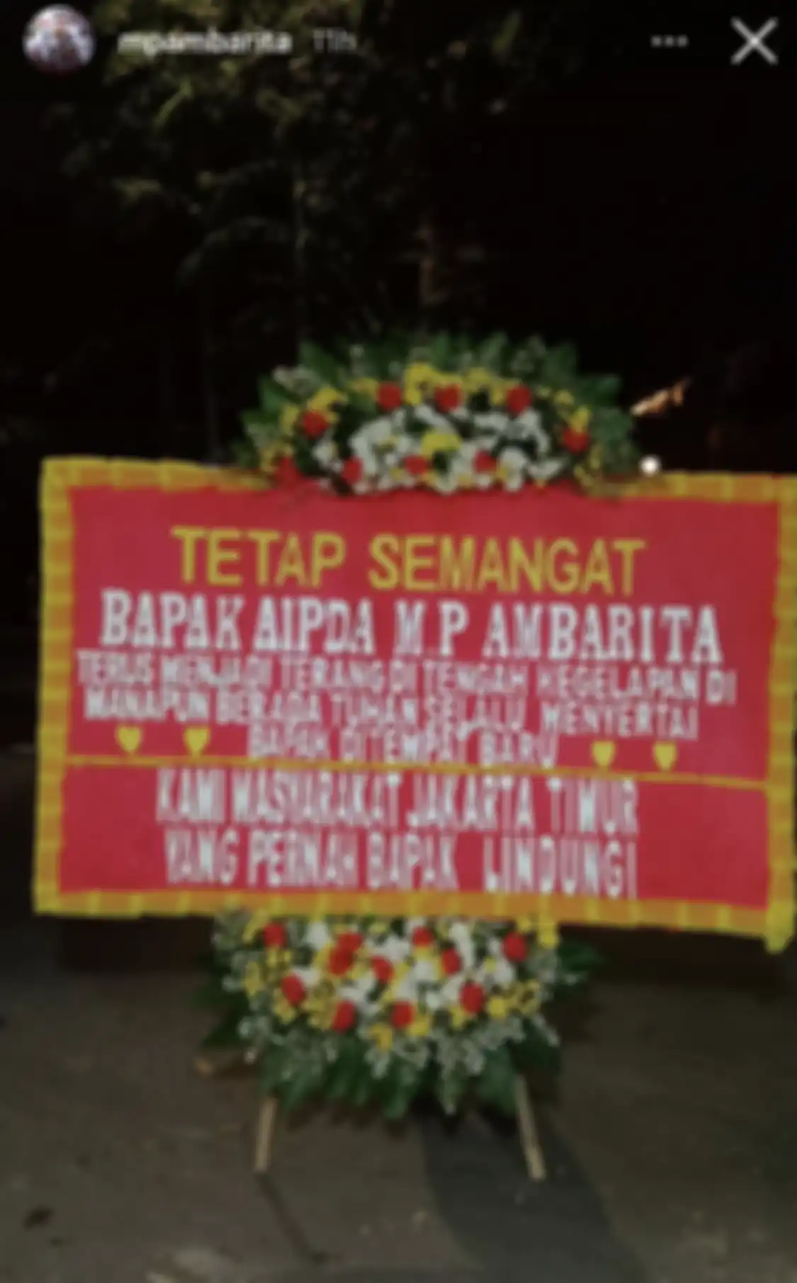 Aipda Ambarita unggah foto karangan bunga. Video viral Aipda Ambarita memeriksa handphone warga saat patroli berbuntut panjang. Aipda Ambarita kini terancam sanksi dari Polri.