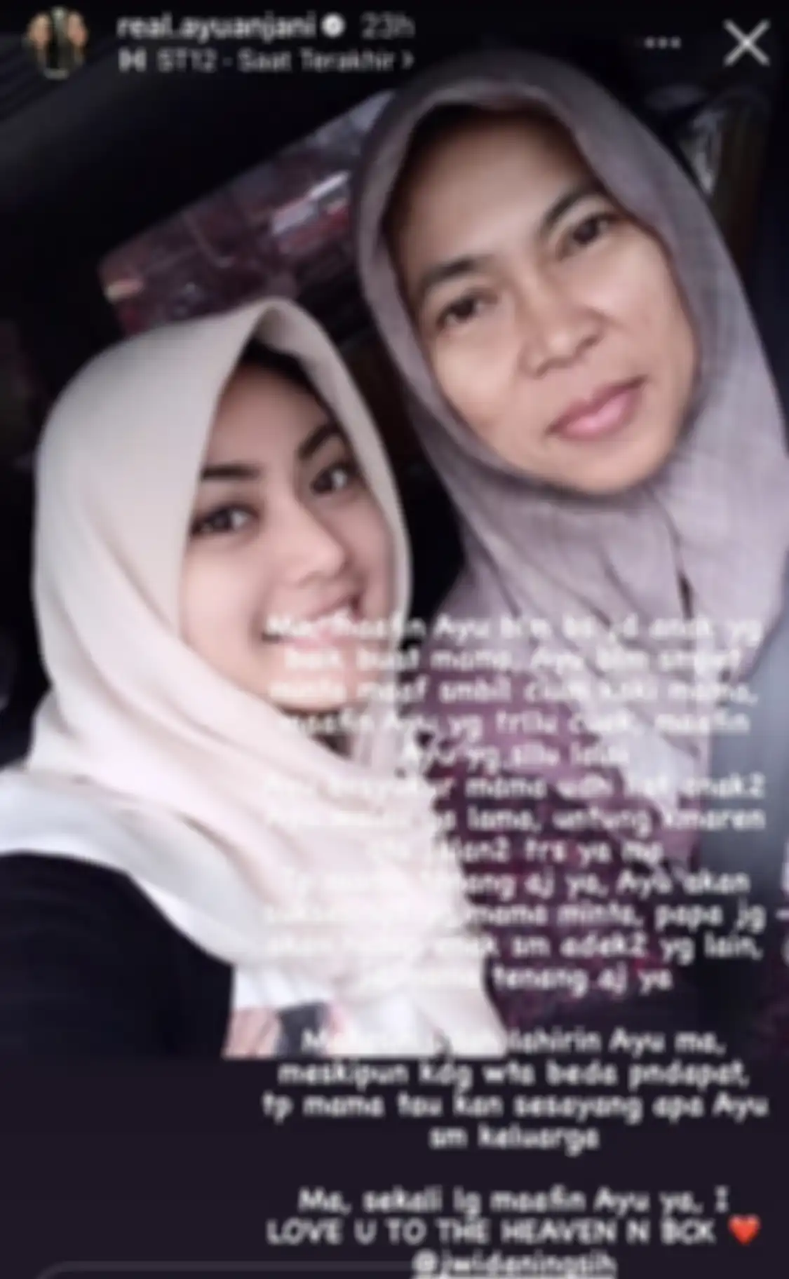 Pemeran Lasmini di sinetron kolosal Ayu Anjani mendapatkan musibah. Dia unggah foto ibunda dan adiknya yang tenggelam. 