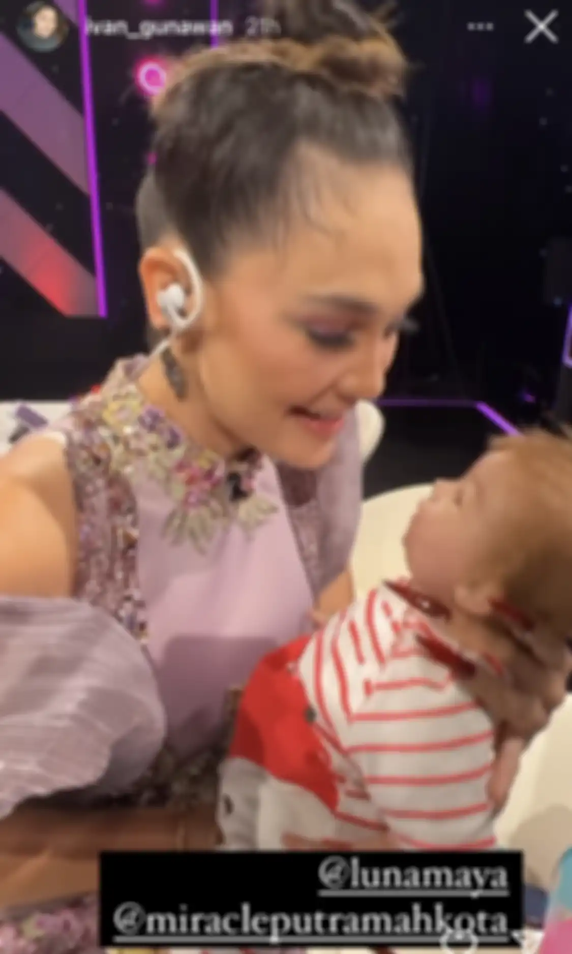 Setelah mengenalkan Eqqel ke publik, Igun membawa anak pertamanya itu bertemu dengan para sahabat. Salah satunya, Luna Maya. 