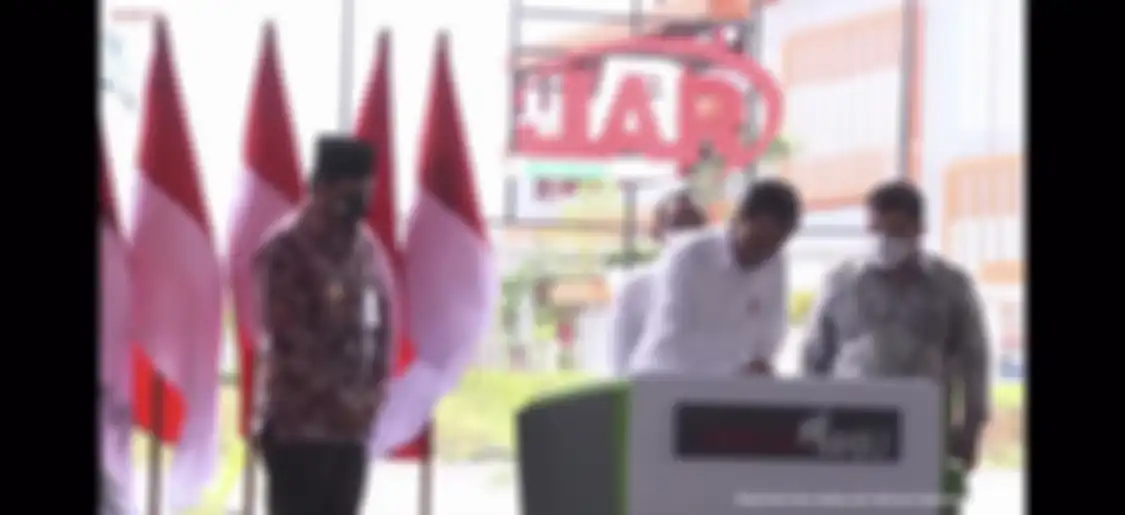 Putri Haji Isam bangga memamerkan foto bisnis baru ayahnya yang langsung diresmikan oleh Presiden Jokowi. Terkuak hubungan keduanya.