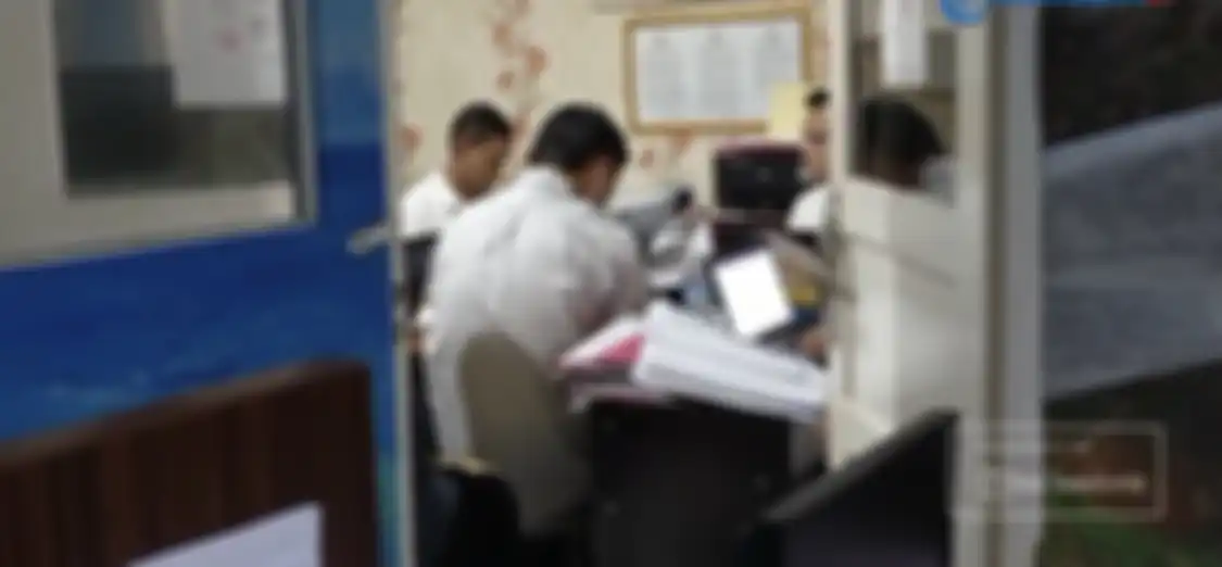 Setelah foto dirinya tersebar, kini dosen Unsri Adhitya Rol Asmi menjadi tahanan polisi. Dia diduga melakukan pelecehan kepada mahasiswi.