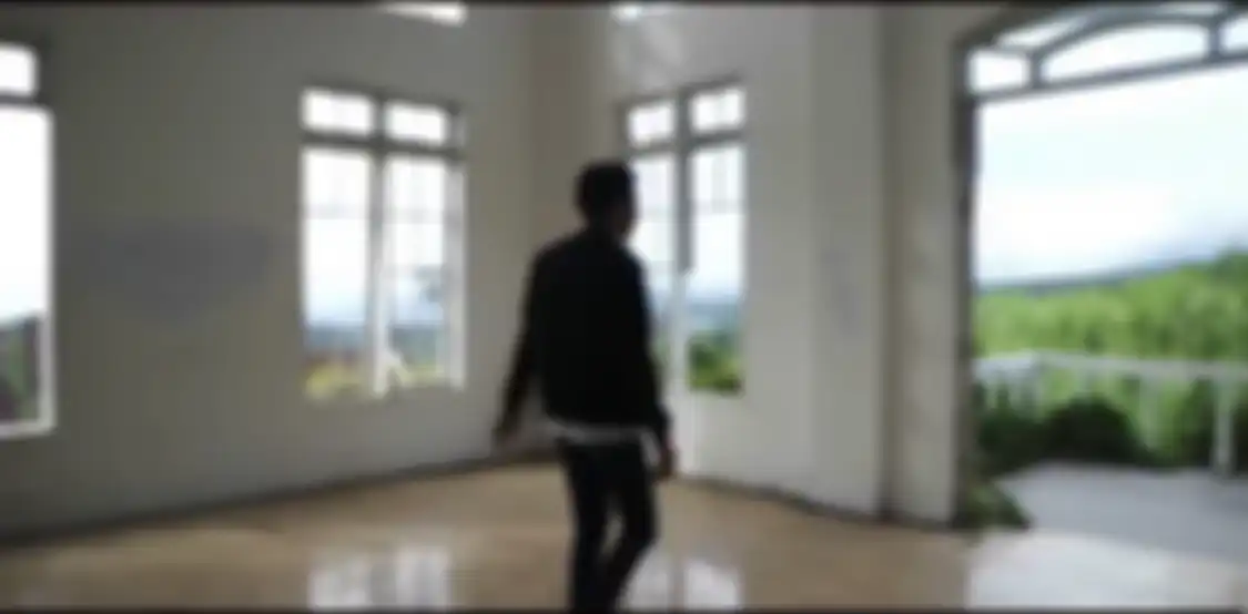 Bagian dalam dari rumah mewah terbengkalai. Foto rumah mewah terbengkalai yang berada di atas sebuah bukit viral.