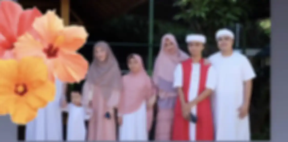 Setelah mendapatkan kabar Ameer Azzikra meninggal dunia, Larrissa Chou kembali mengunggah 5 foto kenangan almarhum. 