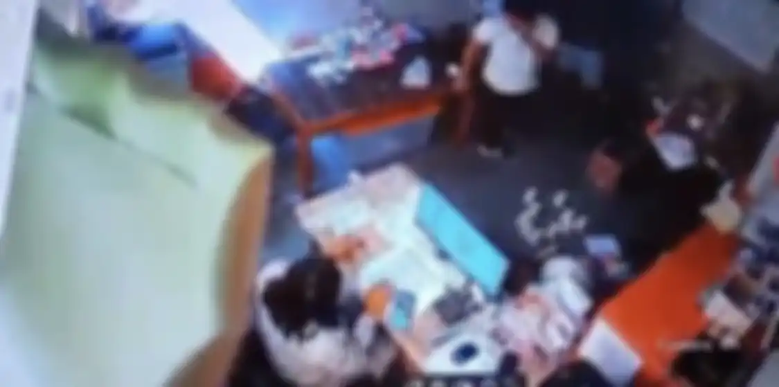 Rikardo Cundawan karyawan restoran di Labuan Bajo yang ngaku ditampar Benny K Harman membuat laporan polisi. Foto wajah korban beredar.