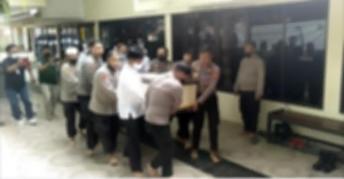 Tahanan narkoba yang tembak mati Dirtahti Polda Gorontalo AKBP Beni Mutahir bikin terkejut. Foto almarhum ditangisi.