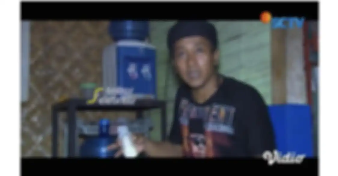 Foto terkini Teddy Pardiyana yang beredar di berbagai media online disebut netizen kurus kering. Dia sekarang tinggal di gubuk bambu.