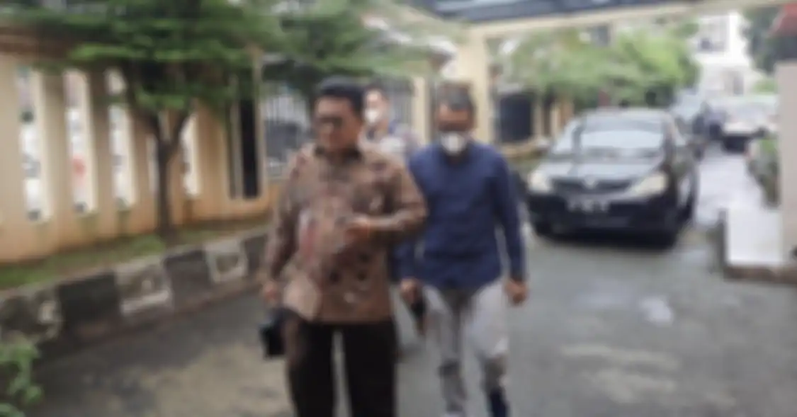 Istri dosen Unsri Reza Ghasarma menyesalkan foto keluarga mereka beredar di media sosial. Dia mengaku kecewa karena suaminya dihujat.
