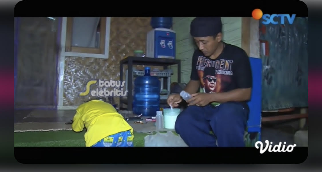 Foto terkini Teddy Pardiyana yang beredar di berbagai media online disebut netizen kurus kering.  Dia sekarang tinggal di gubuk bambu.