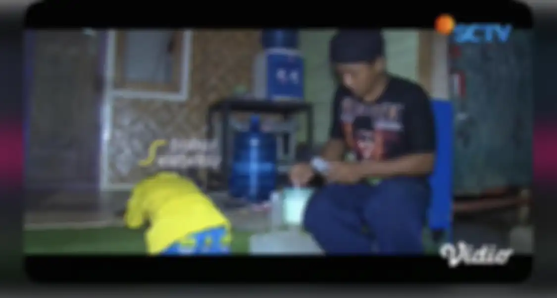 Foto terkini Teddy Pardiyana yang beredar di berbagai media online disebut netizen kurus kering.  Dia sekarang tinggal di gubuk bambu.
