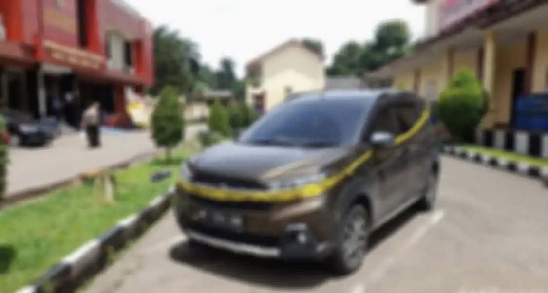 Pelaku yang menipu ratusan mahasiswa IPB membeli mobil dengan cara kredit. Hati korban luluh karena cara ini. 