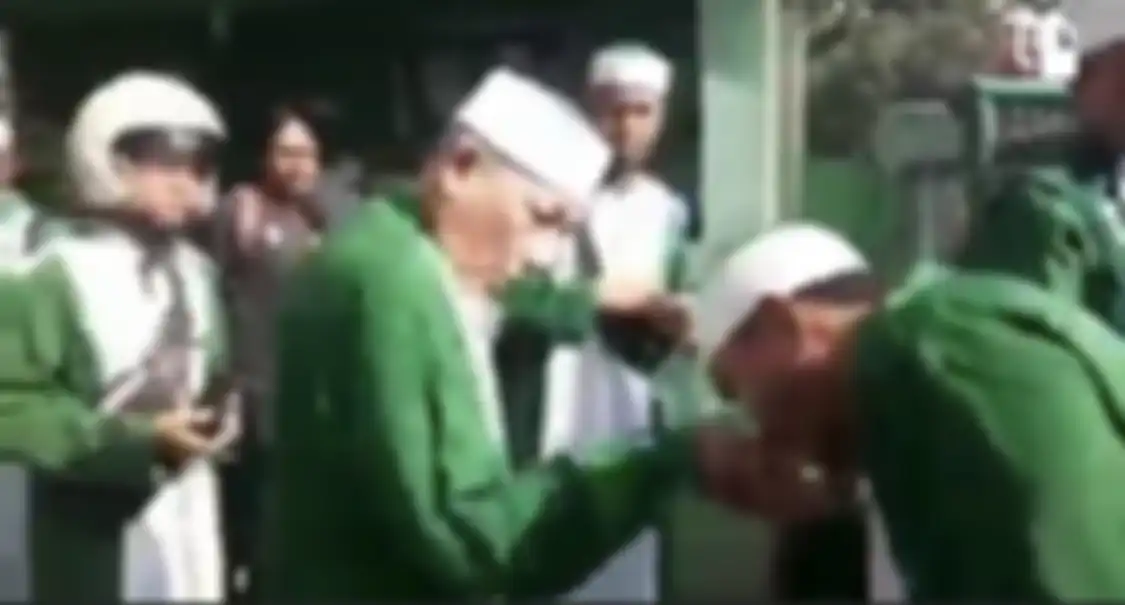 Foto Abdul Qadir Hasan Baraja pendiri Khalifatul Muslimin viral di media sosial. Dia mengaku baiat anggotanya bukan untuk kekarasan.