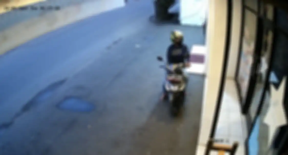 Ruben Onsu yang sudah 2 kali kemalingan geram pelaku curi barang vital ini dari toko kuenya. Foto tampang penjahatnya disebarkan.