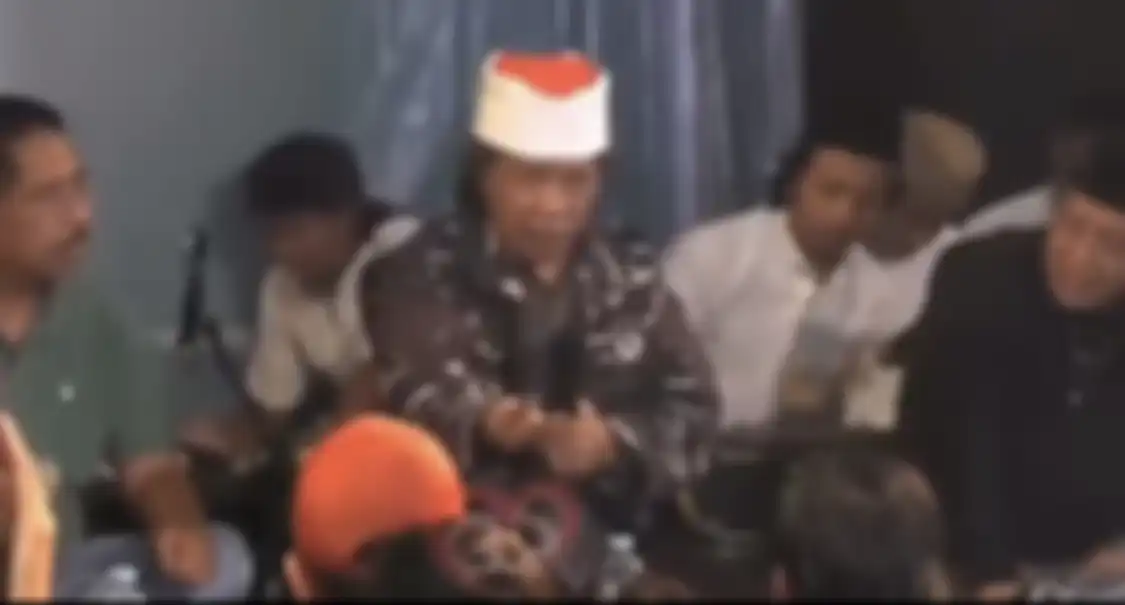 Tanpa tedeng aling-aling; Emha Ainun Najib bilang Jokowi sebagai Firaun yang menguasai Indonesia.