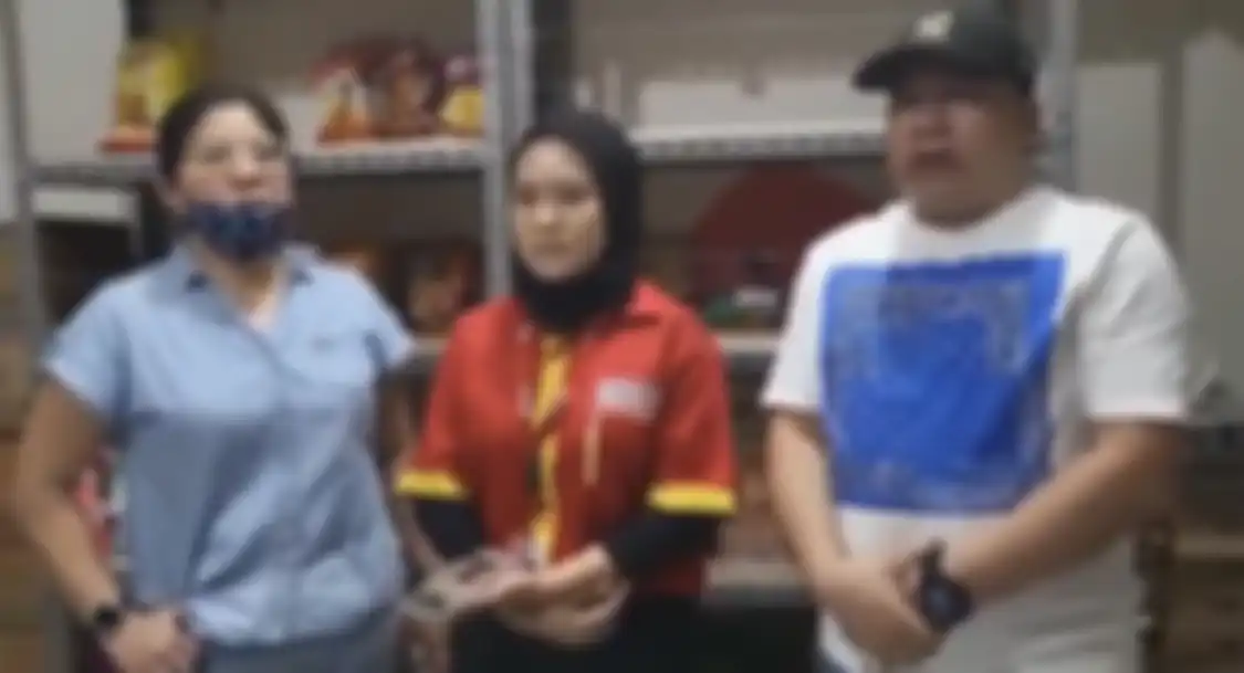 Wanita ancam karyawan Alfamart mengaku tanpa sadar ambil coklat karena alami kondisi begini. Toko ponselnya terlanjur diserbu bintang 1.