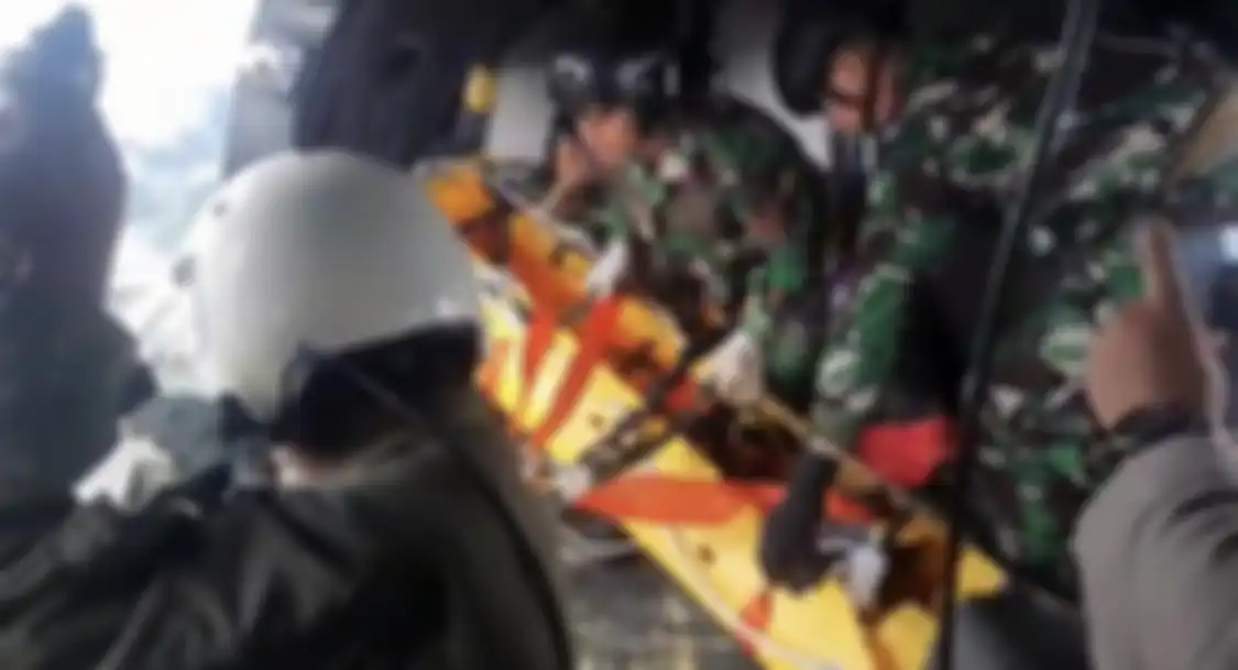 Tandu evakuasi Irjen Rusdi Hartono berhasil diangkat ke dalam kabin helikopter Super Puma TNI AU.