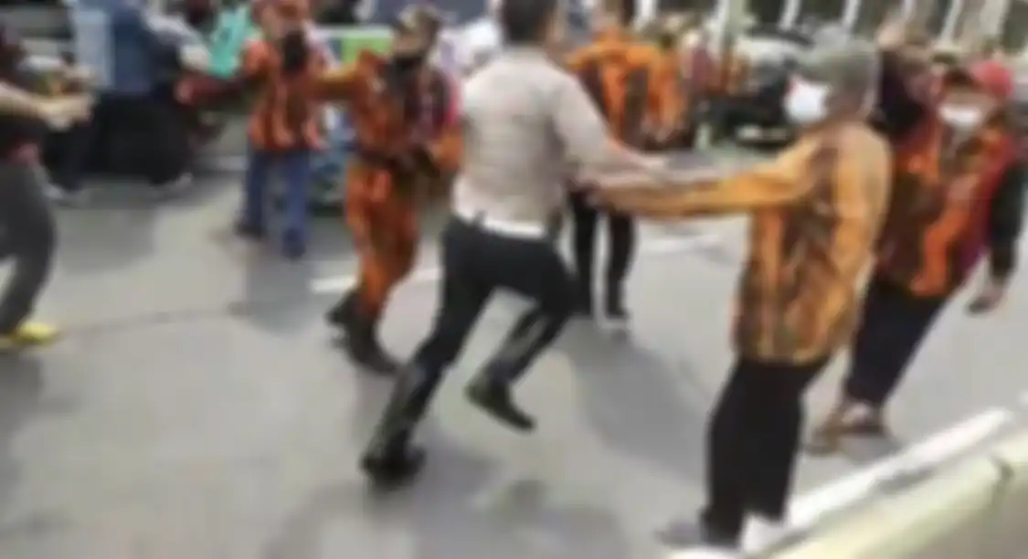 Foto AKBP Dermawan Karosekali yang dikeroyok anggota Pemuda Pancasila kemudian viral.