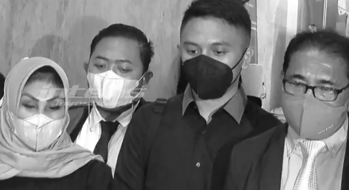 Rafly Tilaar membeberkan fakta mengejutkan di balik kasus penipuan CPNS yang melibatkan anak Nia Daniaty. Begini pernyataan menantu Nia Daniaty.