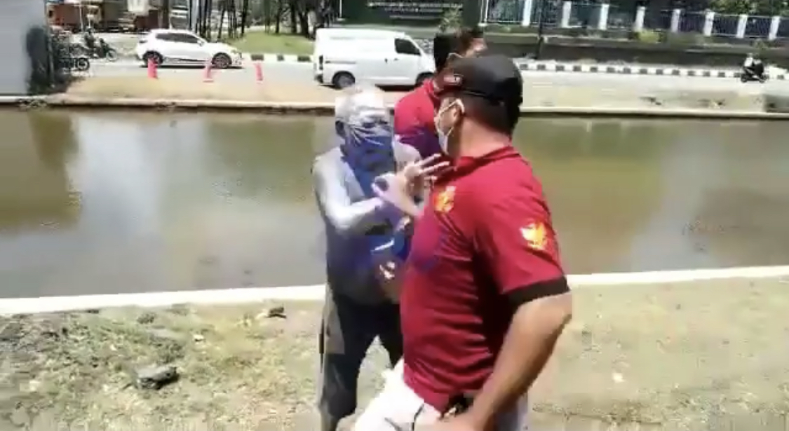 Foto pensiunan polisi jadi manusia bikin syok netizen. Tak sedikit dari mereka yang memention Gubernur Jawa Tengah Ganjar Pranowo.