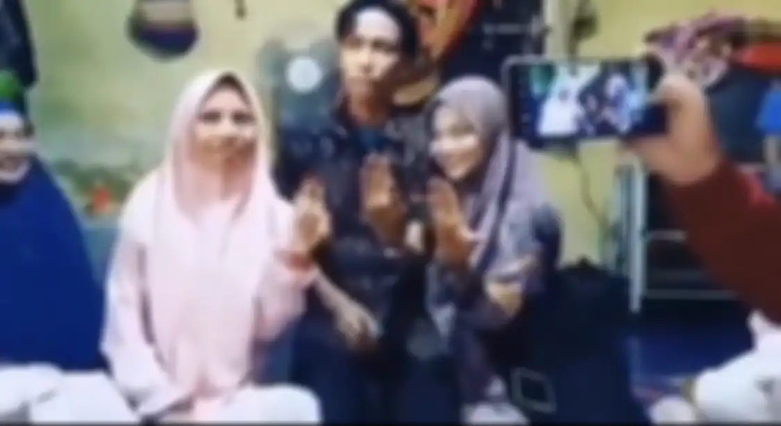 Usai akad nikah, foto tampang pria Empat Lawang yang menikahi 2 gadis sekaligus bikin heboh. Foto tampangnya viral di Facebook.