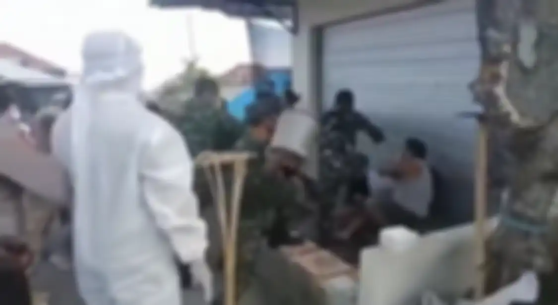 Hasil ekspos kamera foto atas kejadian beberapa anggota TNI menghajar pemuda di Buleleng itu diunggah di media sosial.