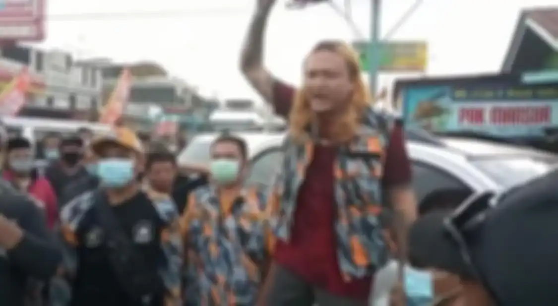Anggota LSM Gerakan Masyarakat Bawah Indonesia (GMBI) yang marah setelah markasnya digeruduk ormas PP.
