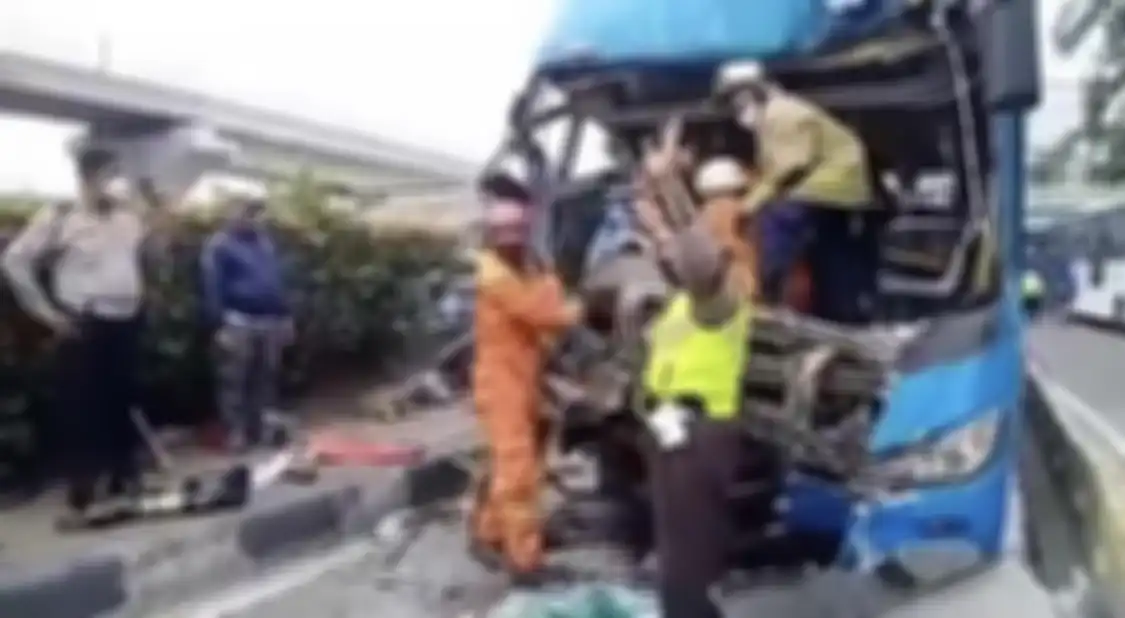 Foto sopir TransJakarta yang meninggal dunia di tempat karena terjepit setir bus itu banyak beredar tanpa sensor.