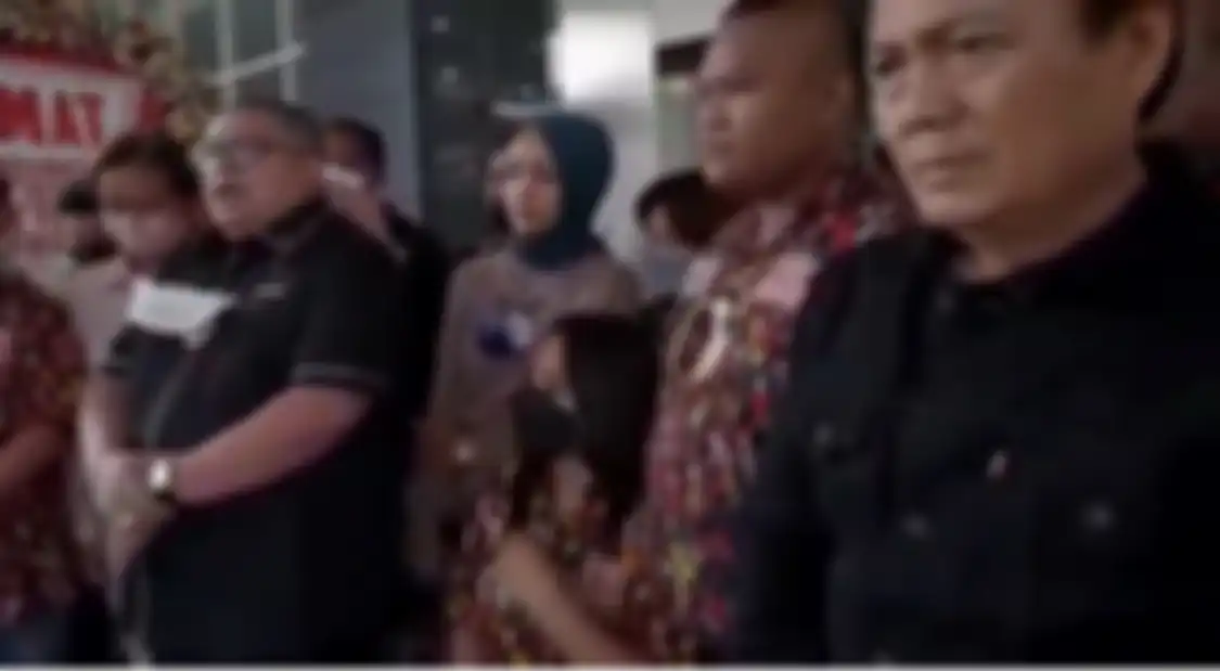 Razman Nasution yang dihajar Hotman Paris habis-habisan di medsos membongkar aib memalukan sang pengacara 30 miliar.