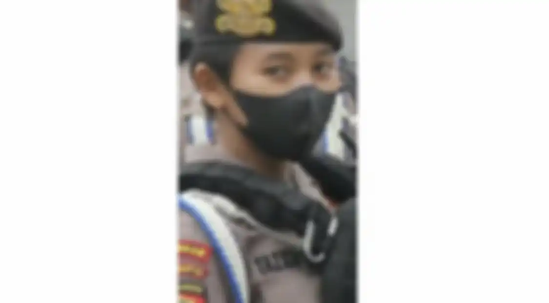 Polwan Bripda Tazkia Nabila Supriadi mendapatkan pukulan dari anggota TNI. Polwan ini dapat pukulan di kepala bagian belakang.