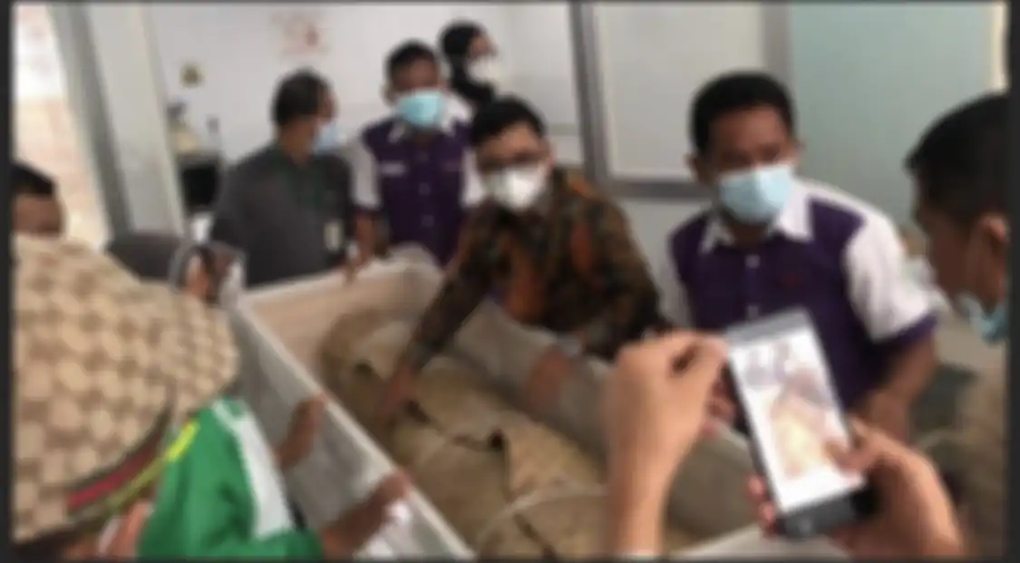 Model Novi Amelia pernah membuat heboh gegara nyaris tanpa busana saat menbarak pejalan kaki. Dia mendapat vonis hukuman penjara.