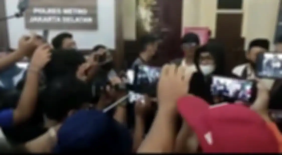 Ini sosok Yonatan Nandar yang berani polisikan Deolipa Yumara gegara isi chat ke Angel Lelga. Sang Youtuber kerap bikin konten sensitif.