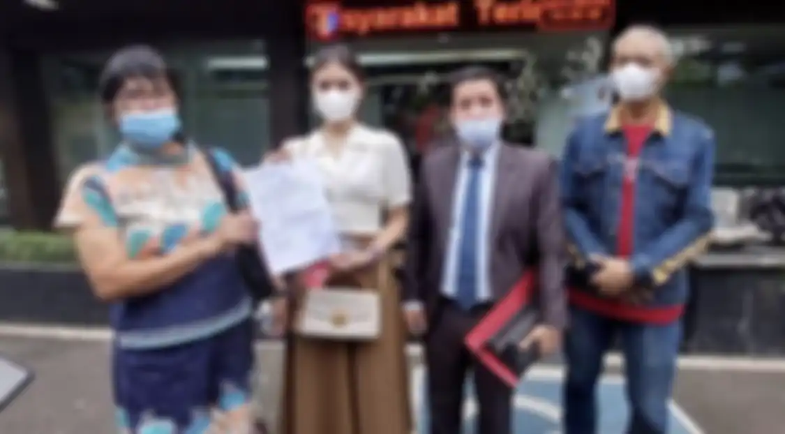 Perwira polisi yang bertugas di Polda Metro Jaya menjadi perhatian petinggi Polri. Dia syok barang-barang almarhumah istrinya dibawa pergi mertua.
