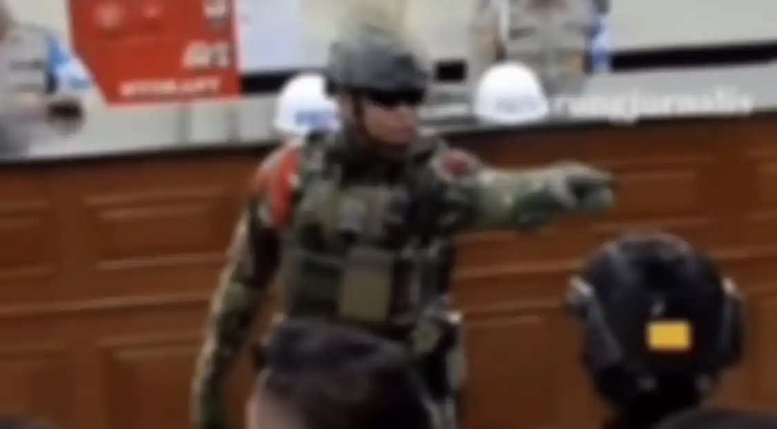Anggota Brimob bersenjata lengkap bentak wartawan di sidang etik Ferdy Sambo, petinggi DPR sampai turun tangan. 